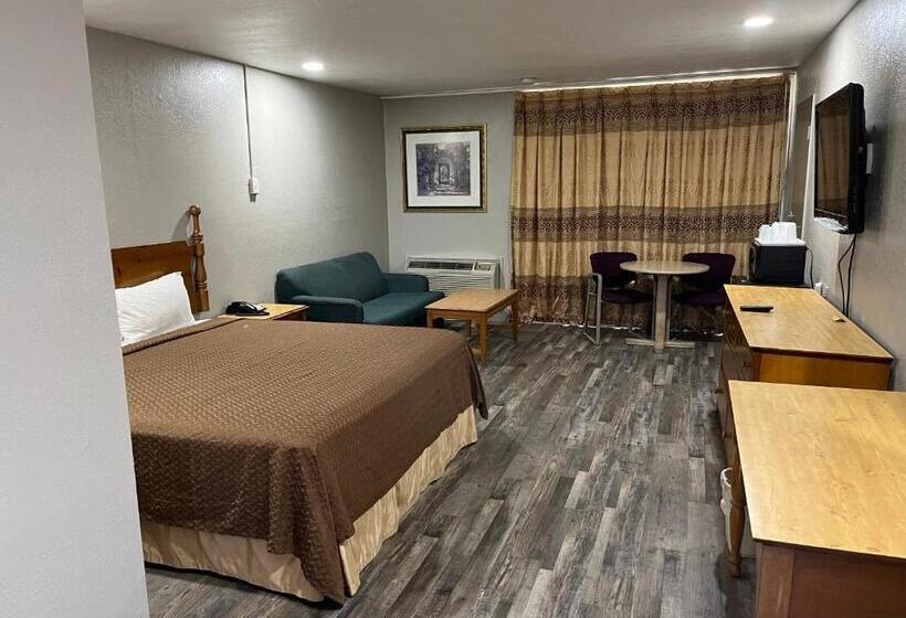 מיטת קינג בסוויטה, Mid Towne Inn & Suites