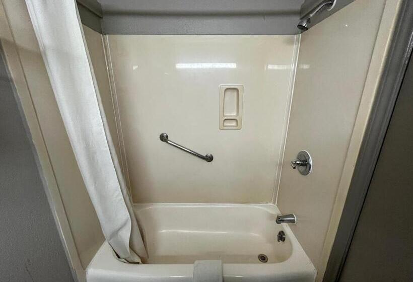 מיטת קינג בסוויטה, Mid Towne Inn & Suites