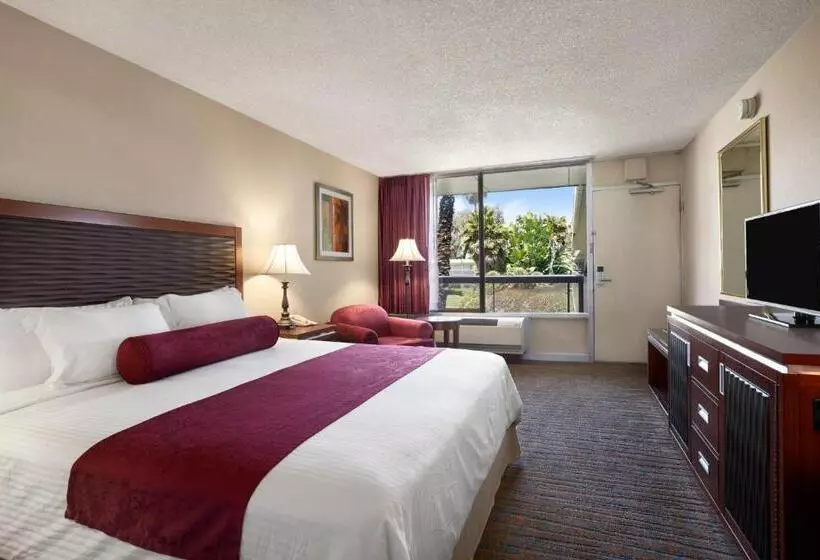 اتاق استاندارد با تخت بزرگ برای معلولان, Ramada By Wyndham Sunnyvale/silicon Valley