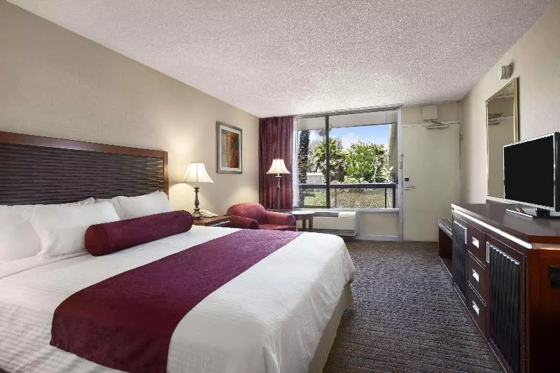 اتاق استاندارد با تخت بزرگ, Ramada By Wyndham Sunnyvale/silicon Valley