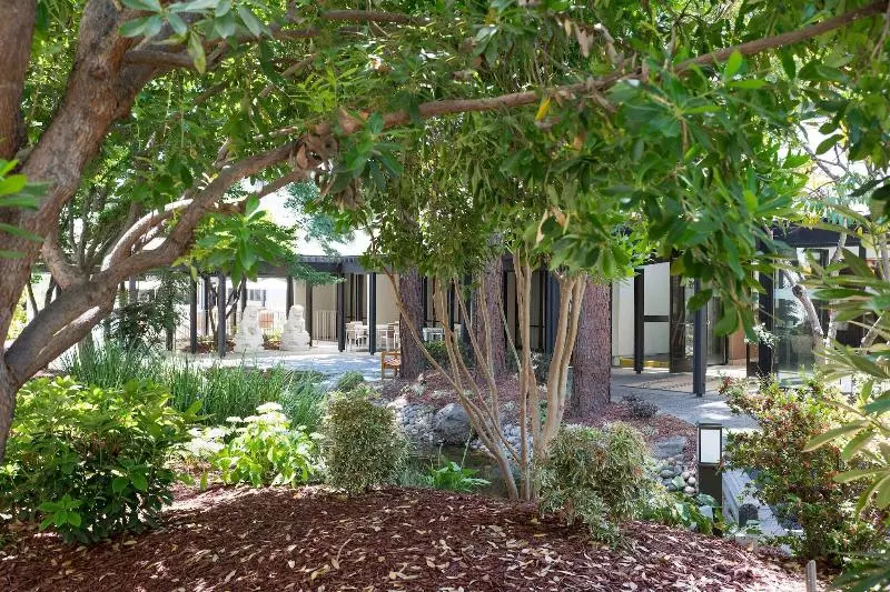 Superior-invahuone, Sheraton Palo Alto