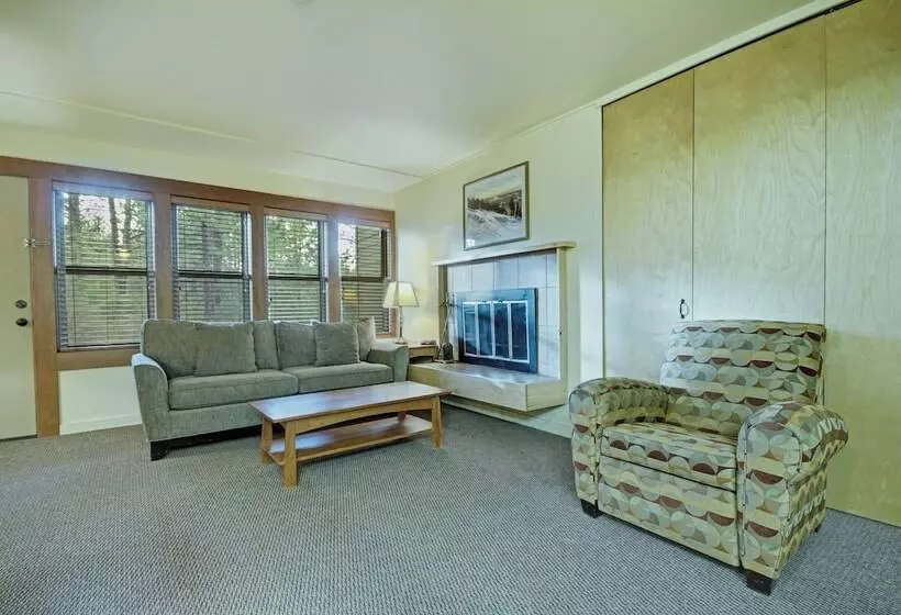 استودیوی استاندارد, Seventh Mountain Resort