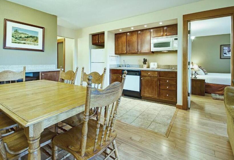 Suite, Seventh Mountain Resort
