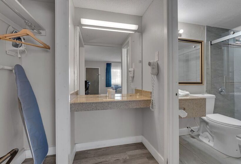 带2个双人床的标准工作室, Days Inn By Wyndham Wrightstown Mcguire Afb Bordentown