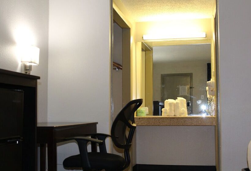 带2个双人床的标准工作室, Days Inn By Wyndham Wrightstown Mcguire Afb Bordentown