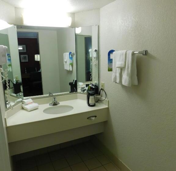 ２ダブルベッドのスタンダードルーム, Days Inn & Suites By Wyndham Schaumburg  Woodfield Mall