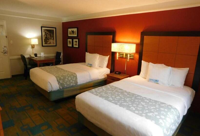 ２ダブルベッドのスタンダードルーム, Days Inn & Suites By Wyndham Schaumburg  Woodfield Mall