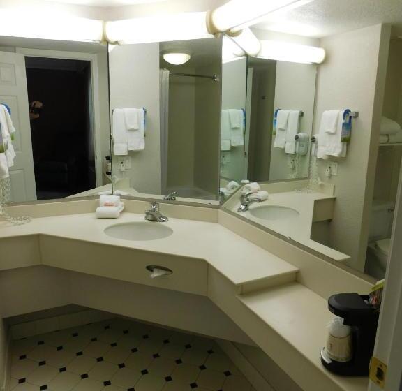 キングサイズベッドのデラックスルーム, Days Inn & Suites By Wyndham Schaumburg  Woodfield Mall