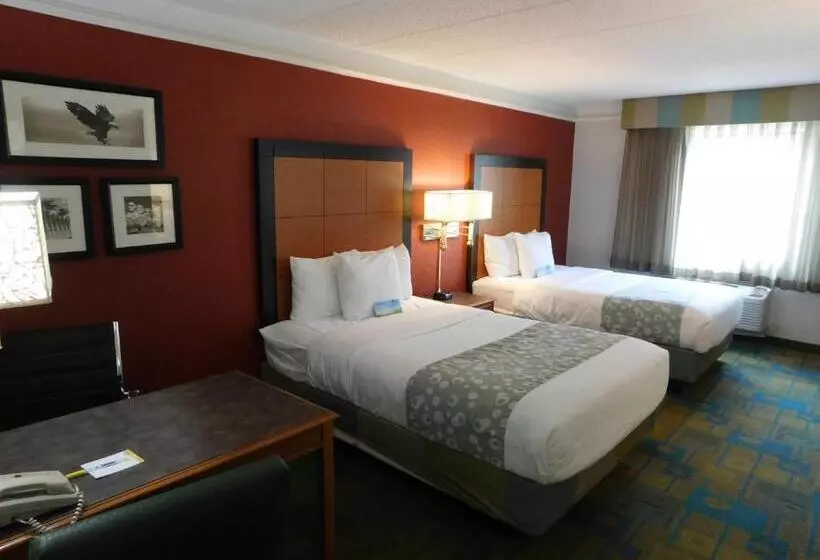 اتاق دلوکس مخصوص معلولین, Days Inn & Suites By Wyndham Schaumburg  Woodfield Mall