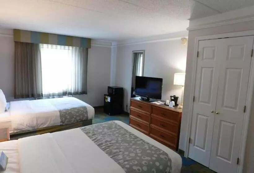 اتاق دلوکس مخصوص معلولین, Days Inn & Suites By Wyndham Schaumburg  Woodfield Mall