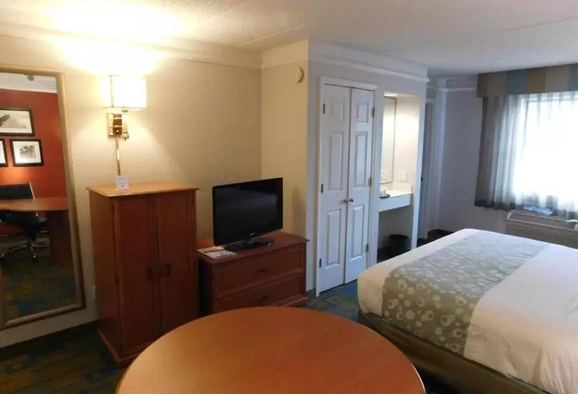 اتاق استاندارد با تخت بزرگ, Days Inn & Suites By Wyndham Schaumburg  Woodfield Mall