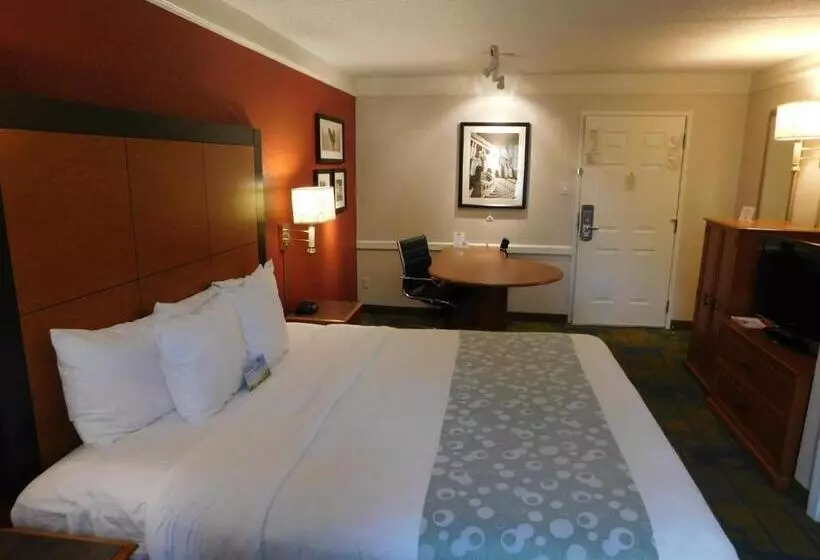 اتاق استاندارد با تخت بزرگ, Days Inn & Suites By Wyndham Schaumburg  Woodfield Mall