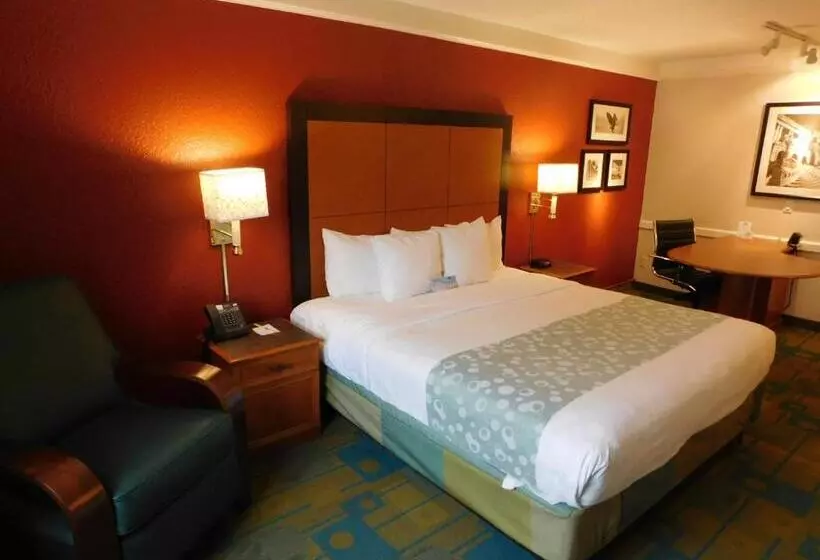 اتاق استاندارد با تخت بزرگ, Days Inn & Suites By Wyndham Schaumburg  Woodfield Mall