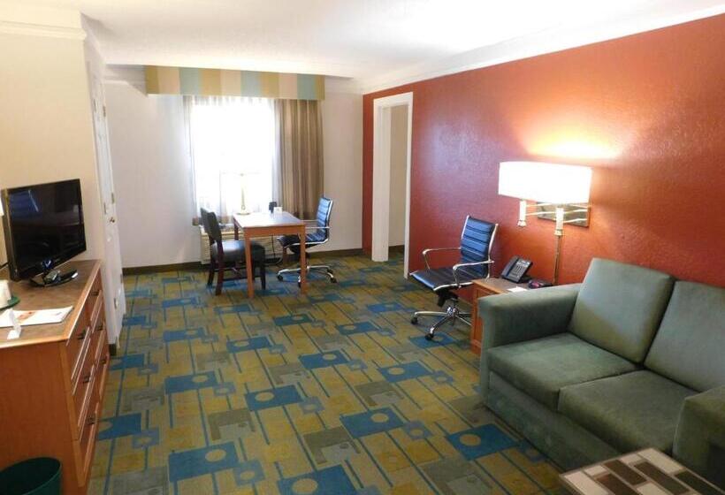 スイート, Days Inn & Suites By Wyndham Schaumburg  Woodfield Mall