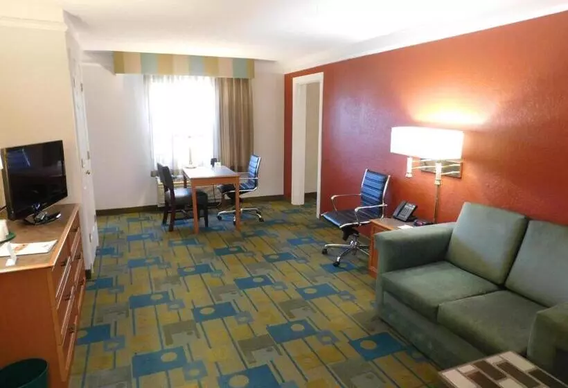 سوییت, Days Inn & Suites By Wyndham Schaumburg  Woodfield Mall
