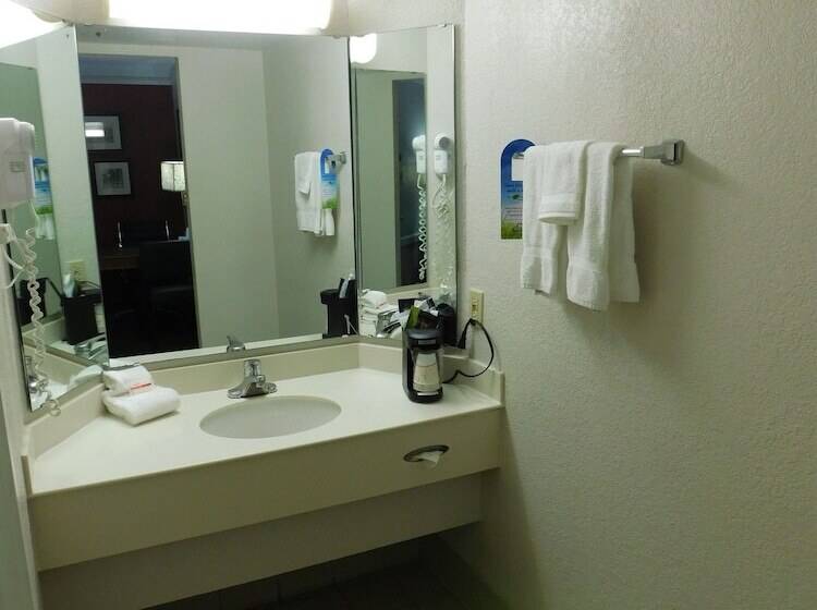 ２ダブルベッドのスタンダードルーム, Days Inn & Suites By Wyndham Schaumburg  Woodfield Mall