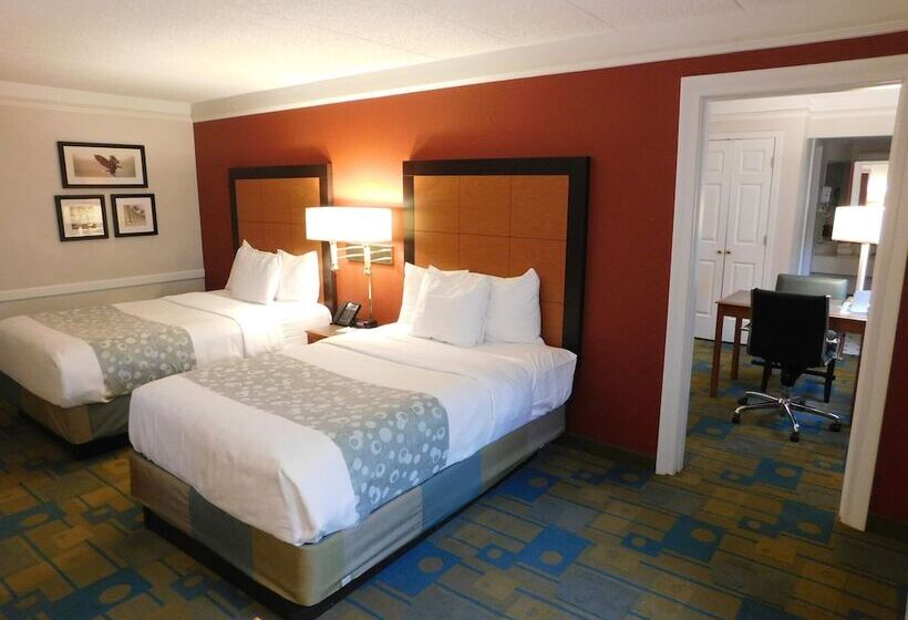 スイート, Days Inn & Suites By Wyndham Schaumburg  Woodfield Mall