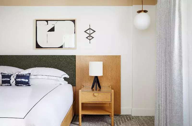 身障者適用キングサイズベッドルーム, Kimpton Hotel Enso, An Ihg