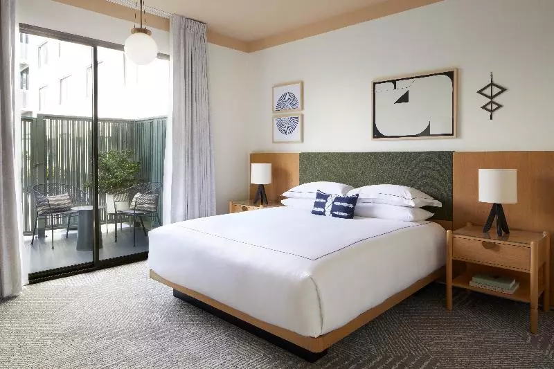 身障者適用キングサイズベッドルーム, Kimpton Hotel Enso, An Ihg