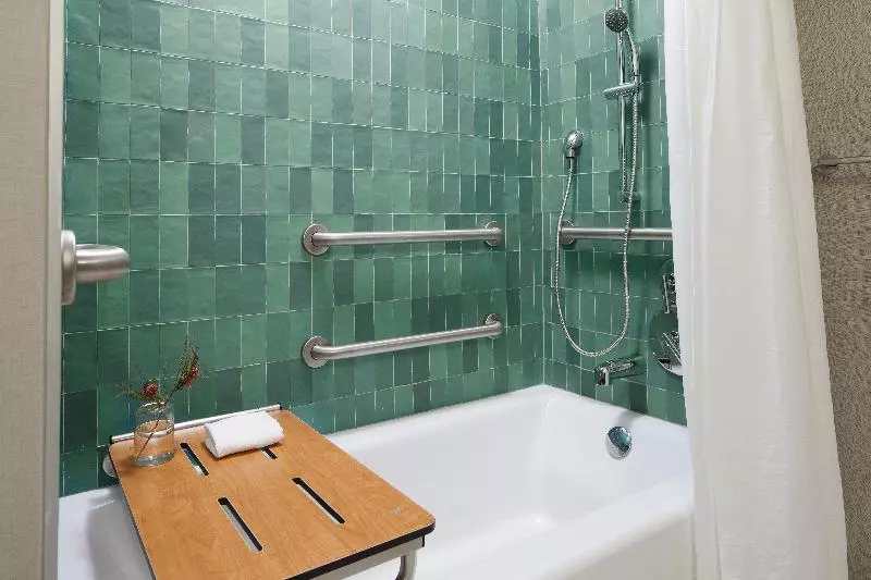 身障者適用キングサイズベッドルーム, Kimpton Hotel Enso, An Ihg