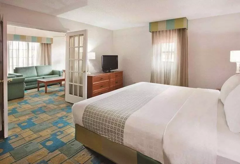 キングサイズベッドのスイートルーム, La Quinta Inn By Wyndham Savannah Midtown