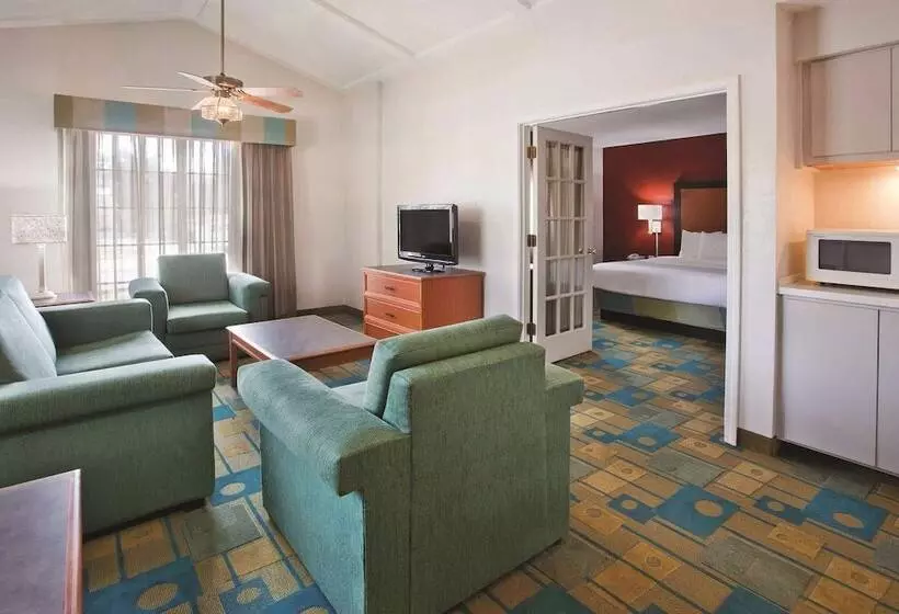 キングサイズベッドのスイートルーム, La Quinta Inn By Wyndham Savannah Midtown