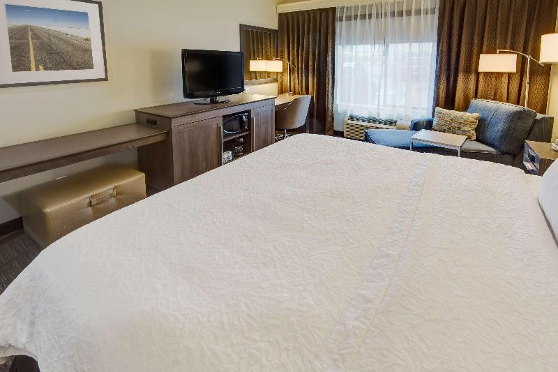 스위트 킹사이즈 침대, La Quinta Inn By Wyndham Savannah Midtown