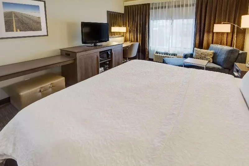 キングサイズベッドのスイートルーム, La Quinta Inn By Wyndham Savannah Midtown