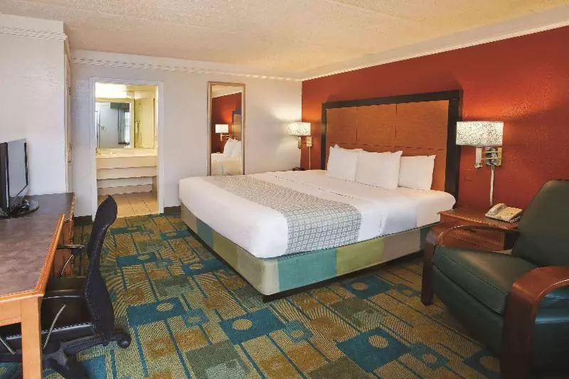 キングサイズベッドのスタンダードルーム, La Quinta Inn By Wyndham Savannah Midtown