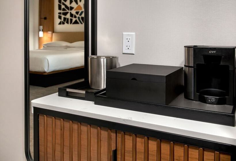 חדר קלאב, Marriott Springfield Downtown