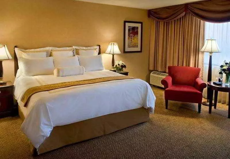 キングサイズベッドのスタンダードルーム, Marriott Springfield Downtown