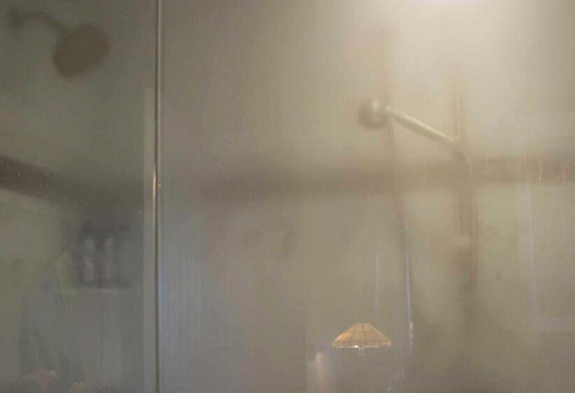 جناح, Mill House Inn