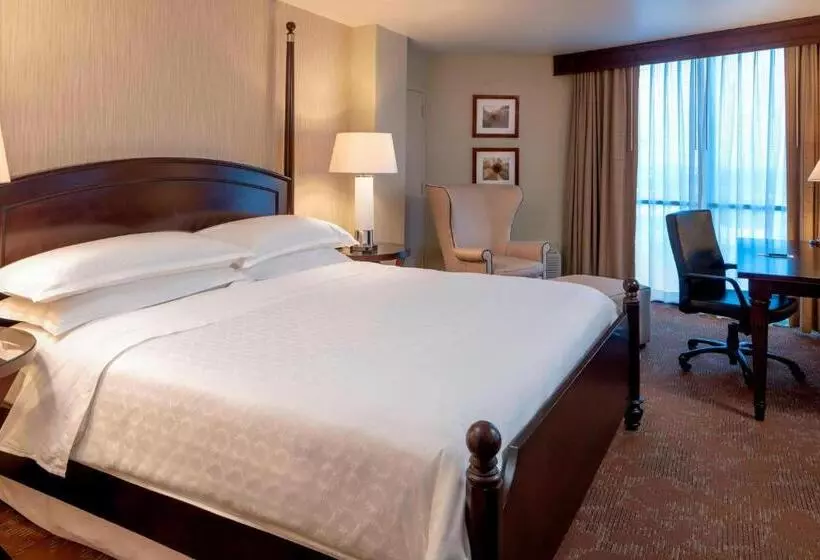 キングサイズベッドのジュニアスイート, Sheraton Houston Brookhollow