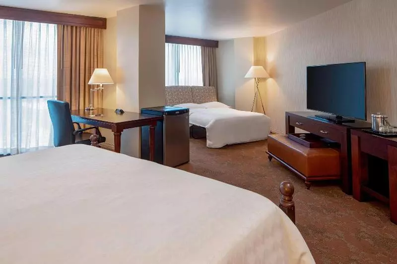 キングサイズベッドのジュニアスイート, Sheraton Houston Brookhollow