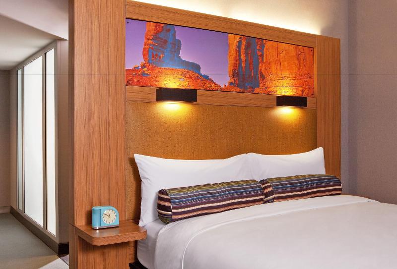 Номер Стандарт, Aloft Tucson University
