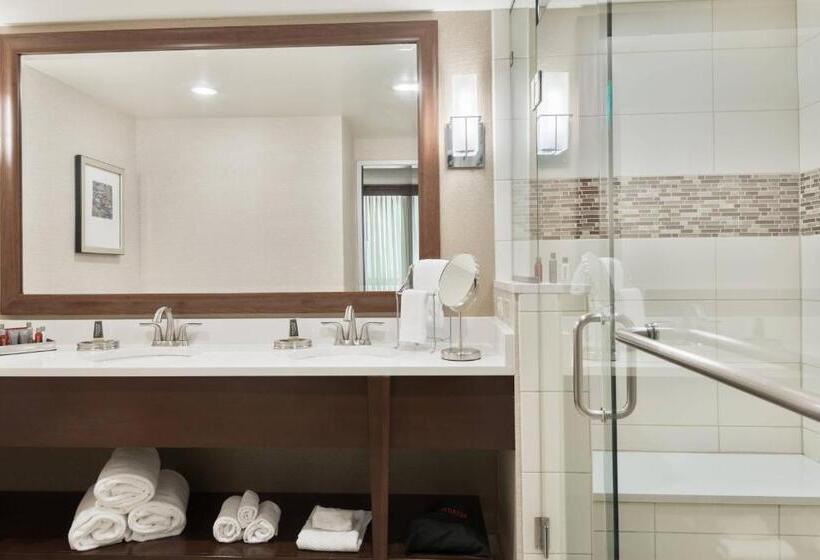 מיטת קינג בסוויטה, Columbus Airport Marriott