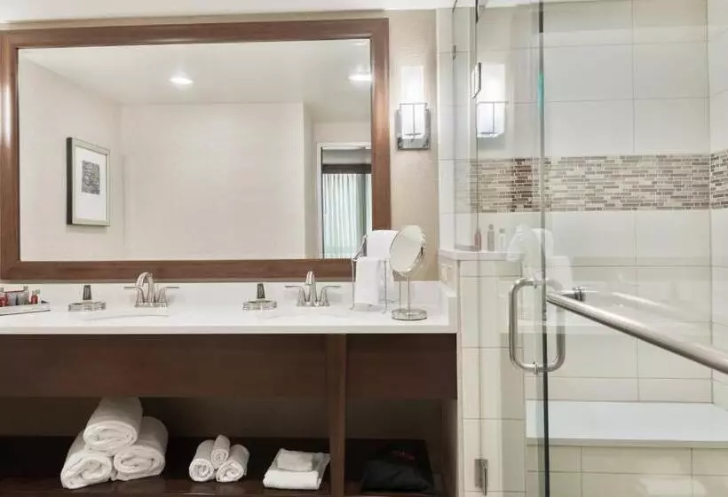 キングサイズベッドのスイートルーム, Columbus Airport Marriott