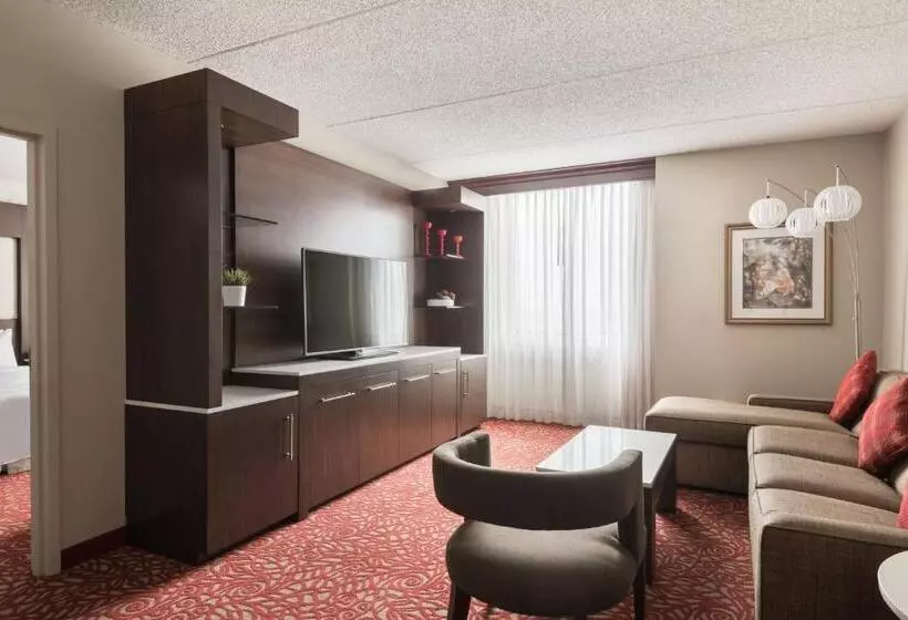 キングサイズベッドのスイートルーム, Columbus Airport Marriott