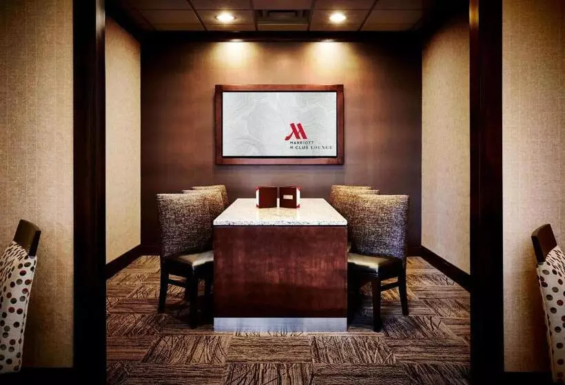 キングサイズベッドのクラブルーム, Columbus Airport Marriott