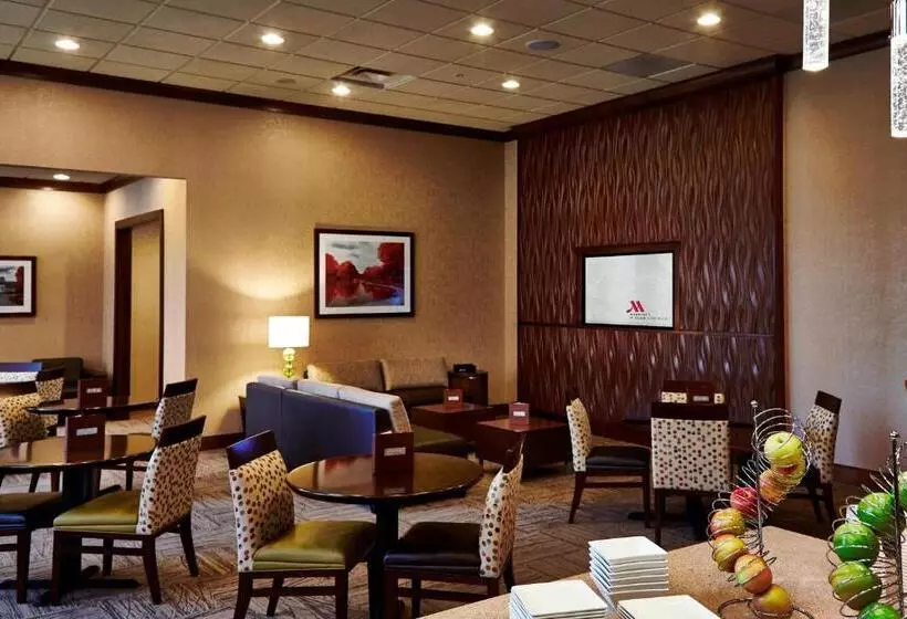 キングサイズベッドのクラブルーム, Columbus Airport Marriott