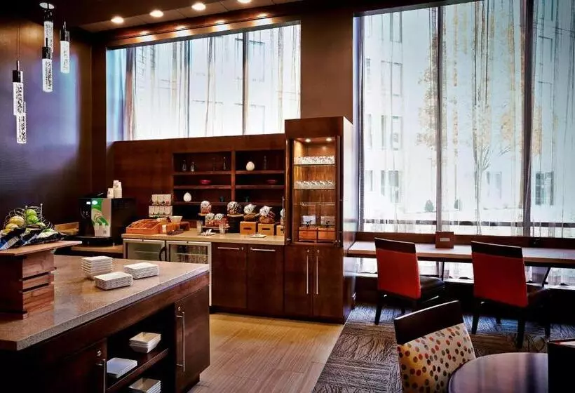 キングサイズベッドのクラブルーム, Columbus Airport Marriott