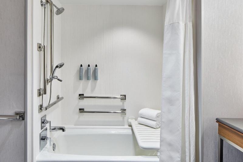 스탠다드 룸 킹사이즈 침대, Courtyard By Marriott Detroit Downtown