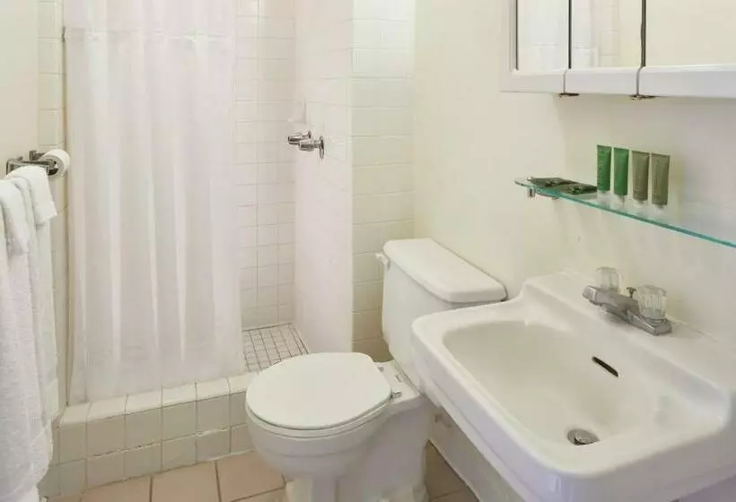 سوییت, Pacific Marina Inn