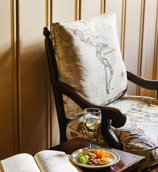 اتاق لوکس با تخت بزرگ, Petite Auberge
