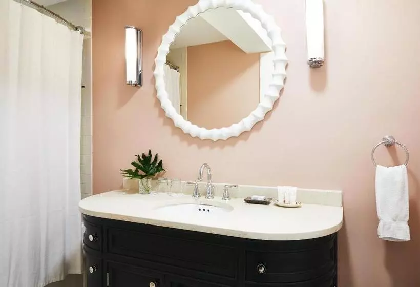 استودیوی لوکس, Petite Auberge