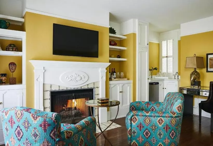 استودیوی لوکس, Petite Auberge