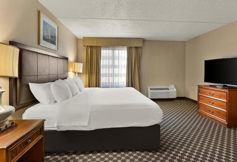 キングサイズベッドのスイートルーム, Rl Cleveland Airport West