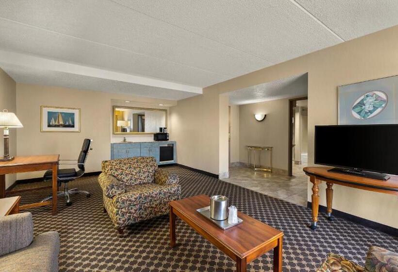 キングサイズベッドのスタンダードルーム, Rl Cleveland Airport West