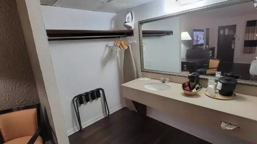 اتاق استاندارد با تخت دو نفره بزرگ, Ramada By Wyndham Mountain Home