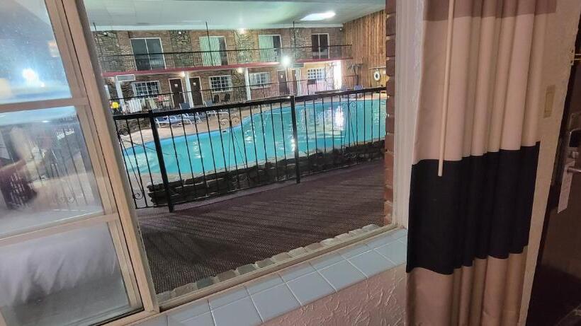 غرفة قياسية سرير ملكى, Ramada By Wyndham Mountain Home